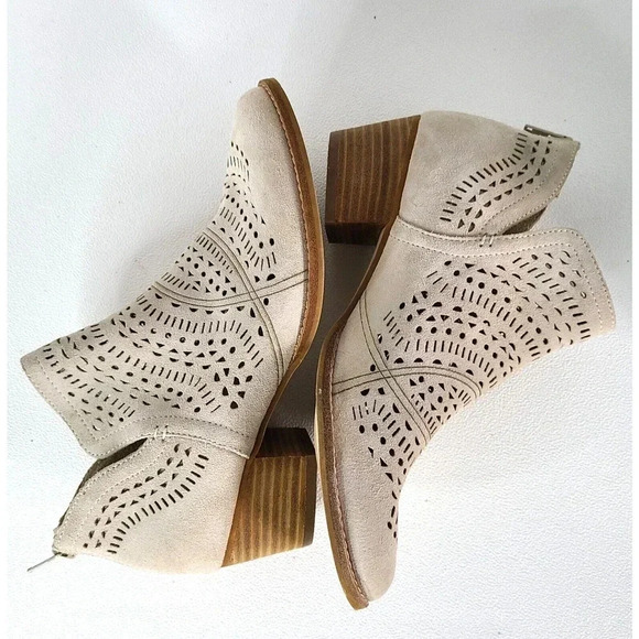 Earth WYOMING WONDER Ankle Boots Perforated Suede Leather Back Zip Cream SZ 8 - Picture 4 of 9